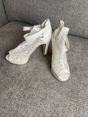 Lace Peep-Toe High Heel Booties with Ankle Strap - White size 9